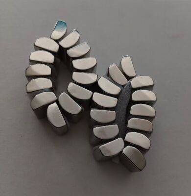 खरीदें उच्च संक्षारण प्रतिरोध के लिए एक तरफ सपाट एक तरफ घुमावदार डिजाइन के साथ कस्टम N52 ग्रेड न्यूडियमियम चुंबक online manufacture